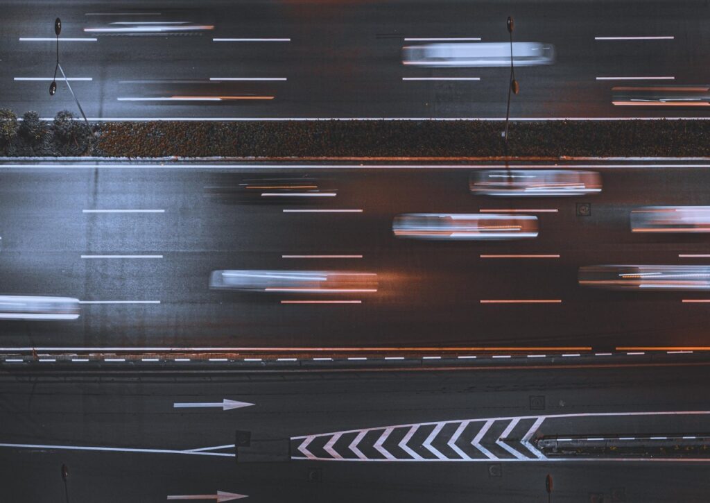 Foto conceitual com carros ágeis